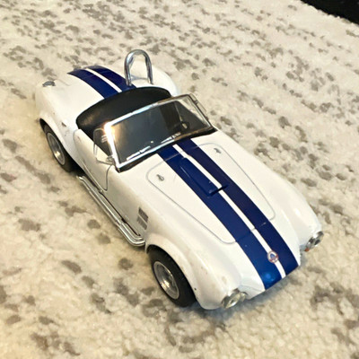 Kinsmart 1965 Shelby Cobra 427 S/C 1:32 Diecast Opening Doors White/Blue Wind Up