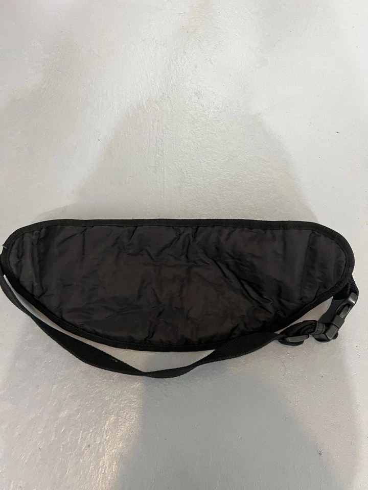 A.P.C. Riñonera APC blanca y negra con logotipo de cinta Lucille Foto 4 de 4