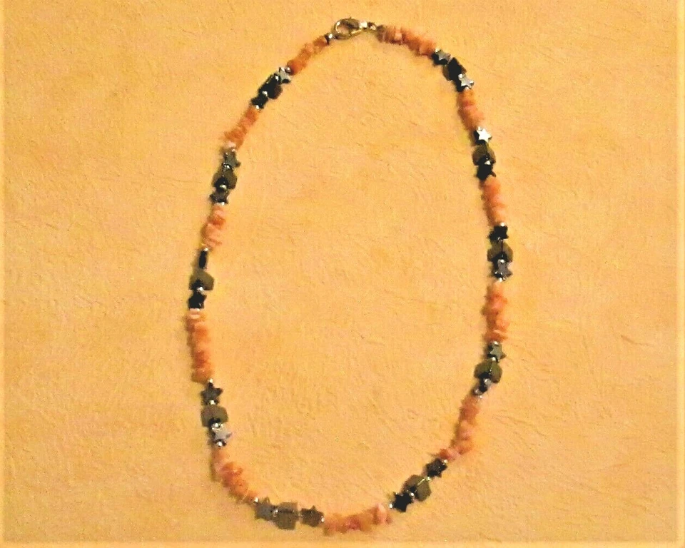 * COLLIER PIERRES NATURELLES CHIPS de CORAIL & TRIANGLES & ETOILES EN HEMATITE * - Photo 1/1