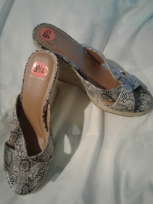 Kelsi dagger 9.5 Misses Sandals Animal print Grey & White, 4in wedge heels. 
