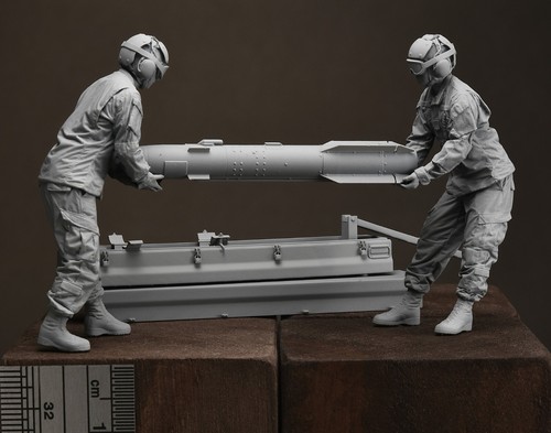 1/35 AH-64 Apache helicopter ground crew set with AGM-114 Hellfire Missile/33-35 - Picture 10 of 12