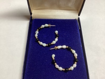 JCM Jacmel Mauritius 14k Gelbgold schwarzer Onyx weiße Reisperle Creolen