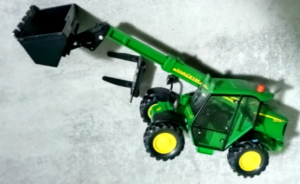 Siku 1:32 -  CARICATORE JOHN DEERE 3200- CON BENNA E FORCA - Immagine 2 di 4