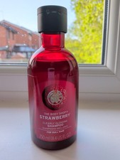 Image of The Body Shop Strawberry Clearly Glossing Shampoo 250ml