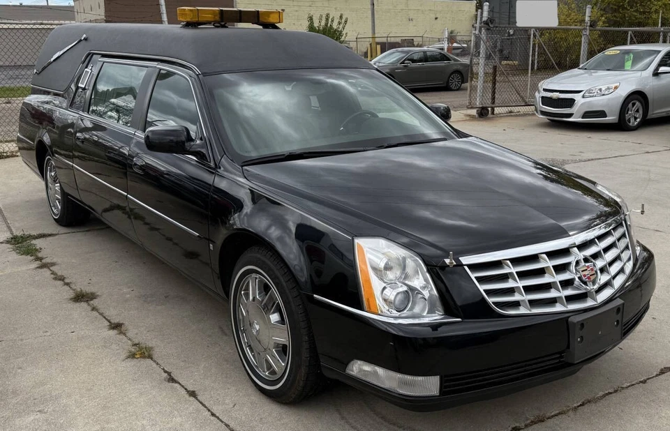 2006 Cadillac DTS Funeral Coach 4dr Sedan - Image 3 of 4