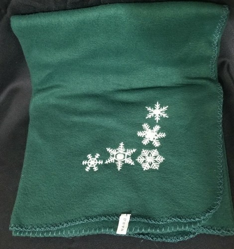38 x 60 grün weiß Schneeflocken Polyester Fleece Weihnachten Urlaub Überwurf Decke - Bild 1 von 2