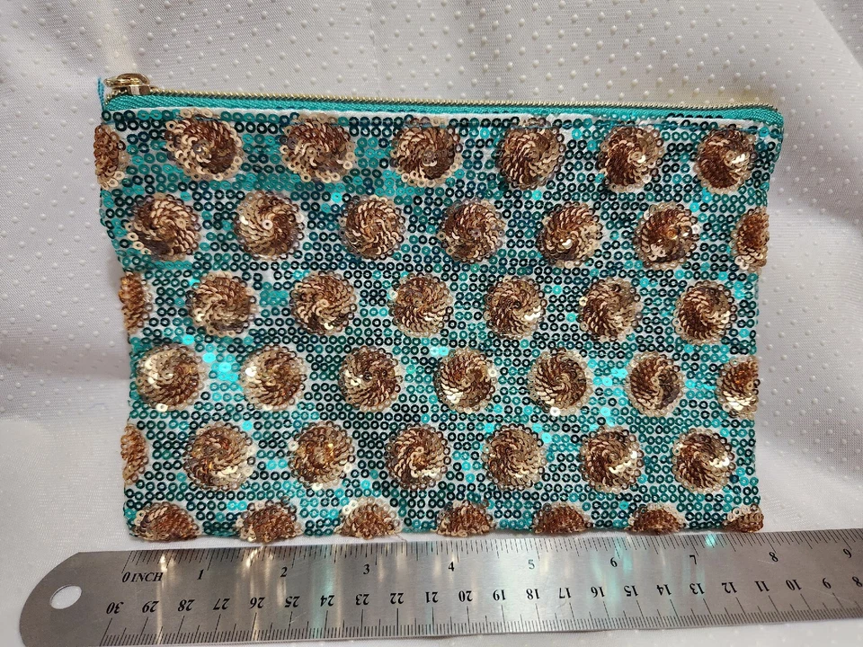 Cartera Tarte Sequence. Color: verde y marrón. Talla 8" por 5". Foto 3 de 4