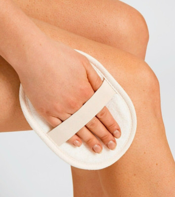 LUFFA MASSAGESCHWAMM PEELINGPAD WEICHE FROTTEESEITE AUF DER HANDSEITE 13 x 18 cm