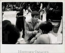 1974 Press Photo Pistons coach Ray Scott talks to his players during game
