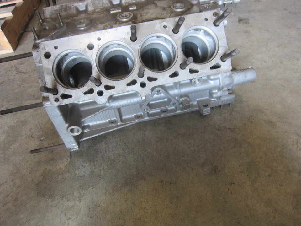 Ferrari 208 turbo - Crankcase / Block - NEW - P/N 121283 - Image 4 of 4