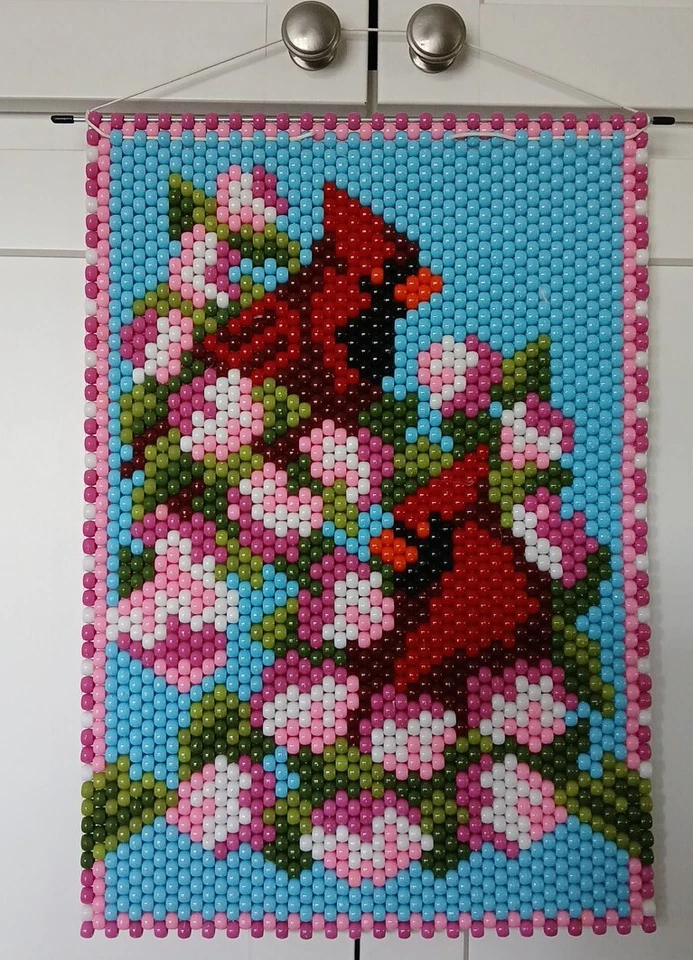 Estandarte de primavera con cuentas jardín flor cardenales Foto 2 de 2