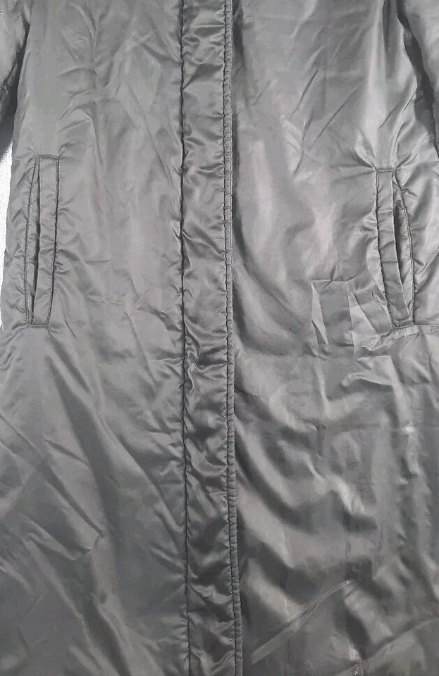 Chaqueta acolchada negra con cremallera completa pequeña Benetton Soft Light Down para mujer Foto 2 de 4