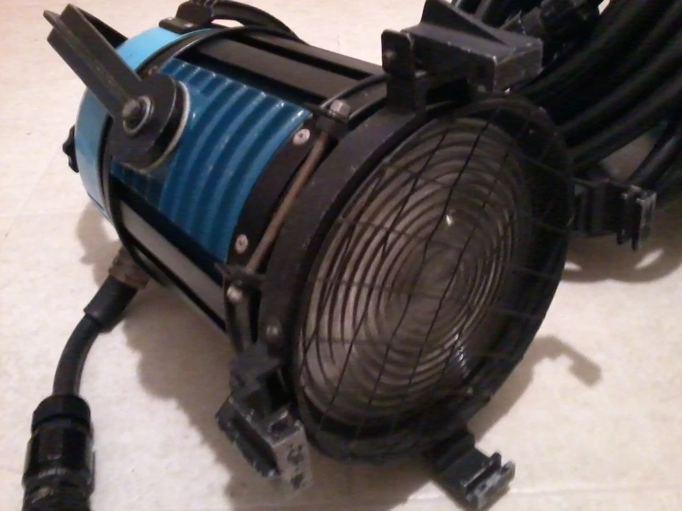 575 LTM HMI fresnel light as arri arrisun - Image 3 of 4