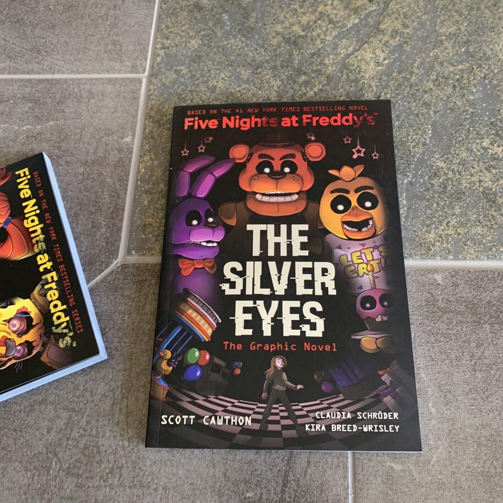 The Silver Eyes (Five Nights at Freddy's Graphic Novel #1) (Five Nights at  Freddy's Graphic Novels): Cawthon, Scott, Breed-Wrisley, Kira, Schröder,  Claudia: 9781338298482: : Books