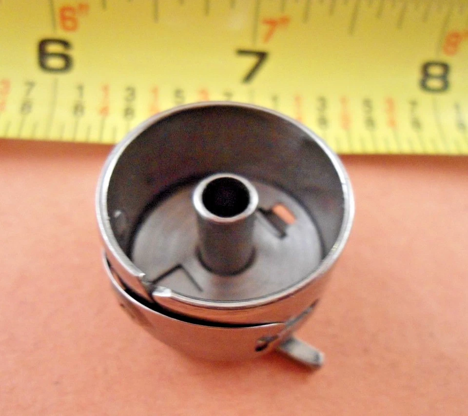 Uma caixa de bobina 31-15 para máquina de costura Singer comercial industrial - Imagem 3 de 4