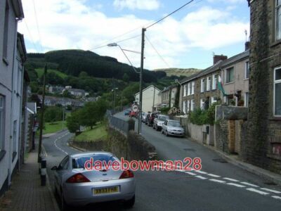 FOTO STRASSENKREUZUNG IN NANT-Y-MOEL STRASSE RECHTS STEIGT AUF DIE A406