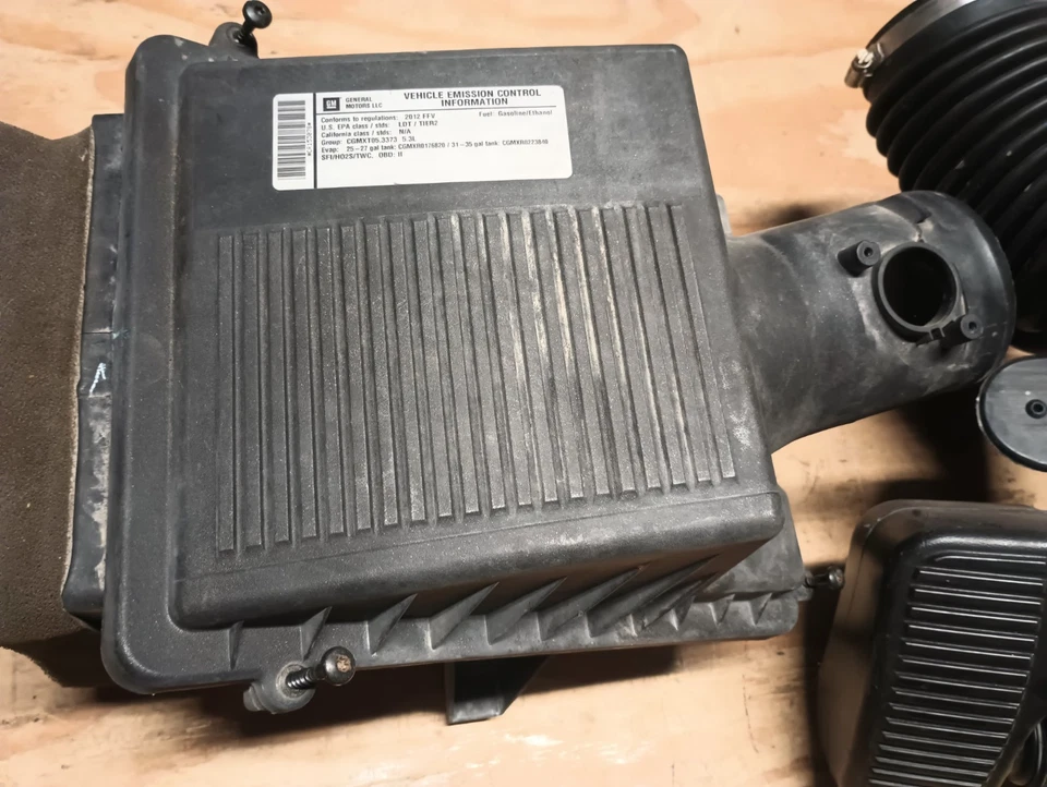 2012-2016 GMC Sierra Silverado 5.3 Suburban Yukon Airbox W/ Duct Tube - Image 2 of 4