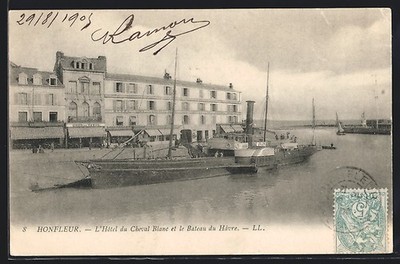Ansichtskarte Honfleur, L´Hotel du Cheval Blanc et le Bateau du Havre 