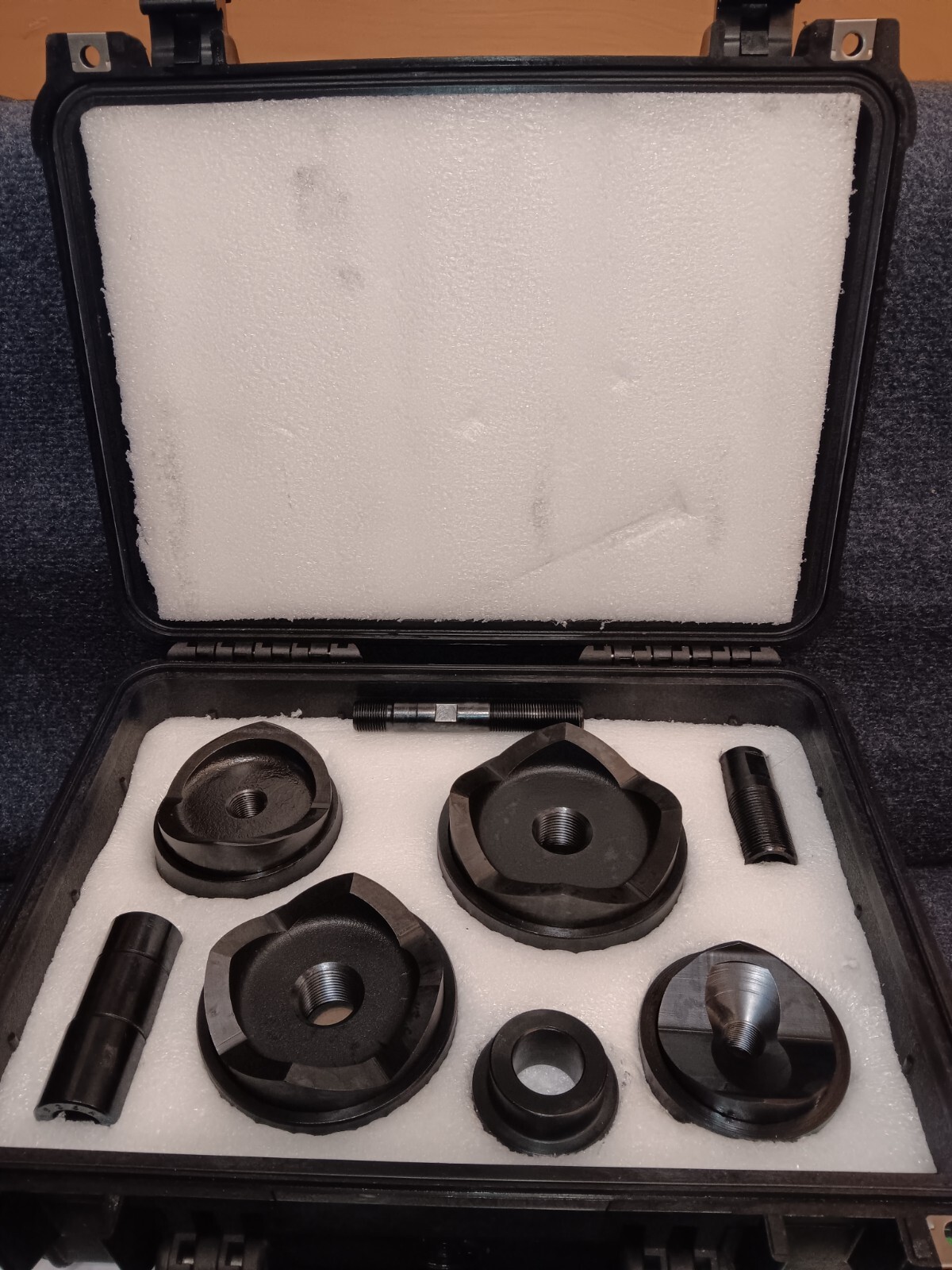 Greenlee 7304, 21/2" 4" Knockout Punch & Die Set W/ Pelican 1415