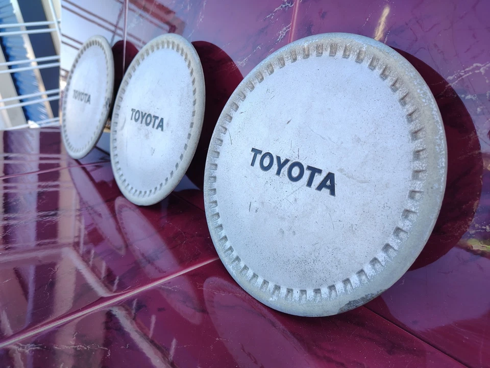 Juego de (3) tapas centrales de rueda Toyota Corolla 1986-1988 OEM # 69168 Foto 4 de 4