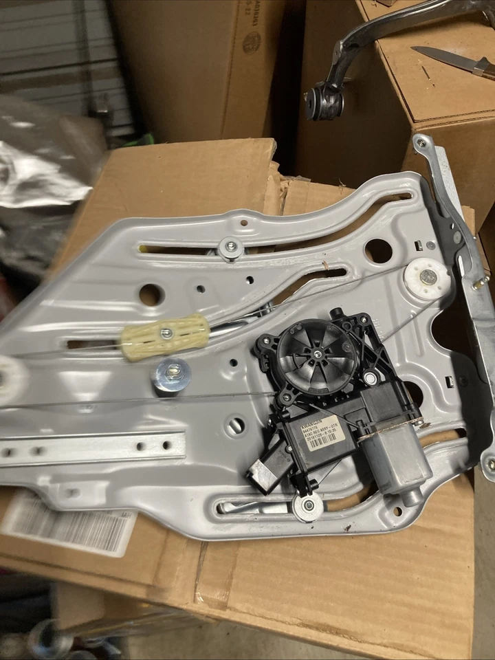 NEW OEM GM Passenger Door Window Motor & Regulator 84476776 Camaro 2016-2023 - Image 3 of 4