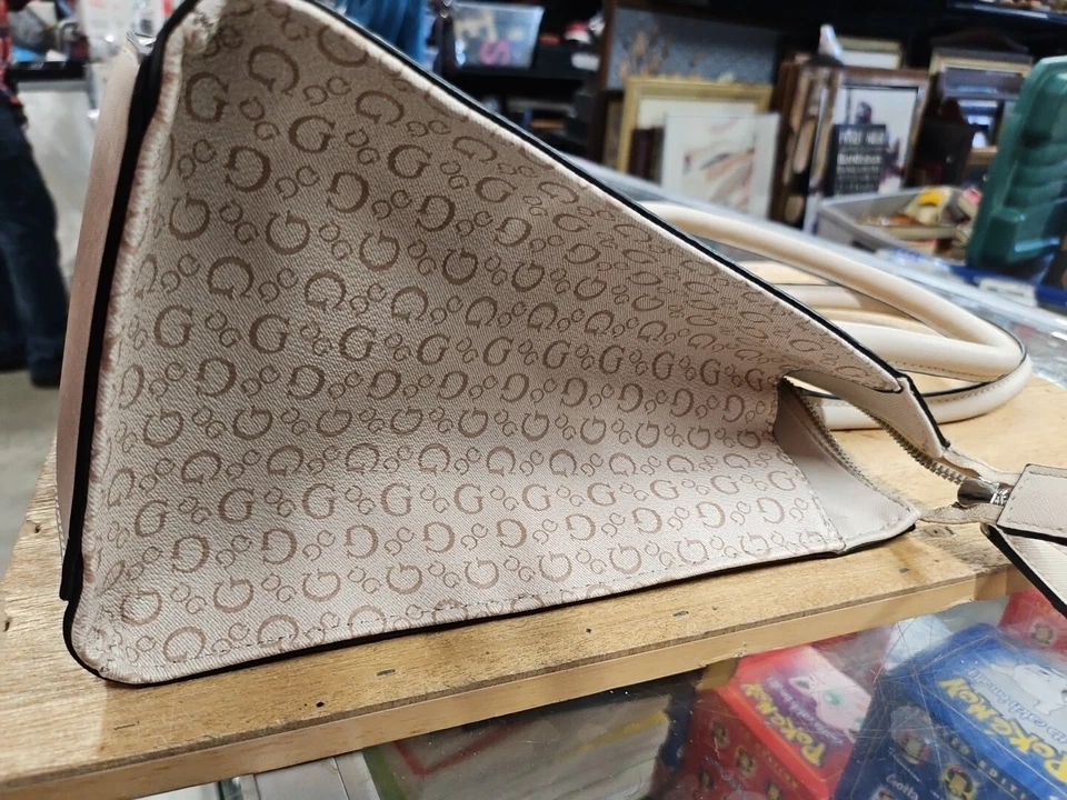 Bolso de mano Guess beige con cremallera Foto 2 de 4