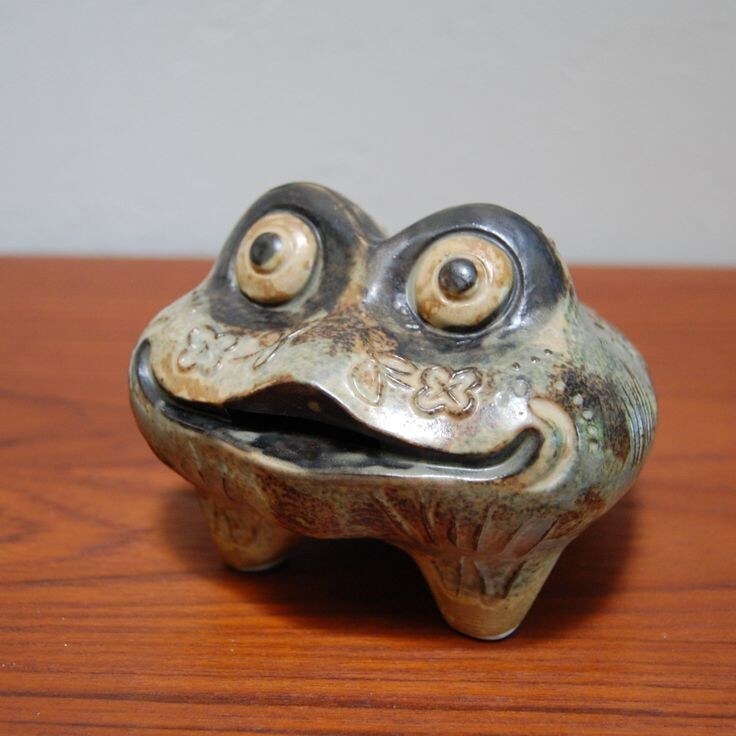 OLD POTTERY FROG STILL COIN BANK MR TOAD STYLIZED FIGURE MID