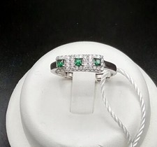 ANELLO TRILOGY IN ORO BIANCO 18 KT. TIT. 750 CON SMERALDI E BRILLANTI.