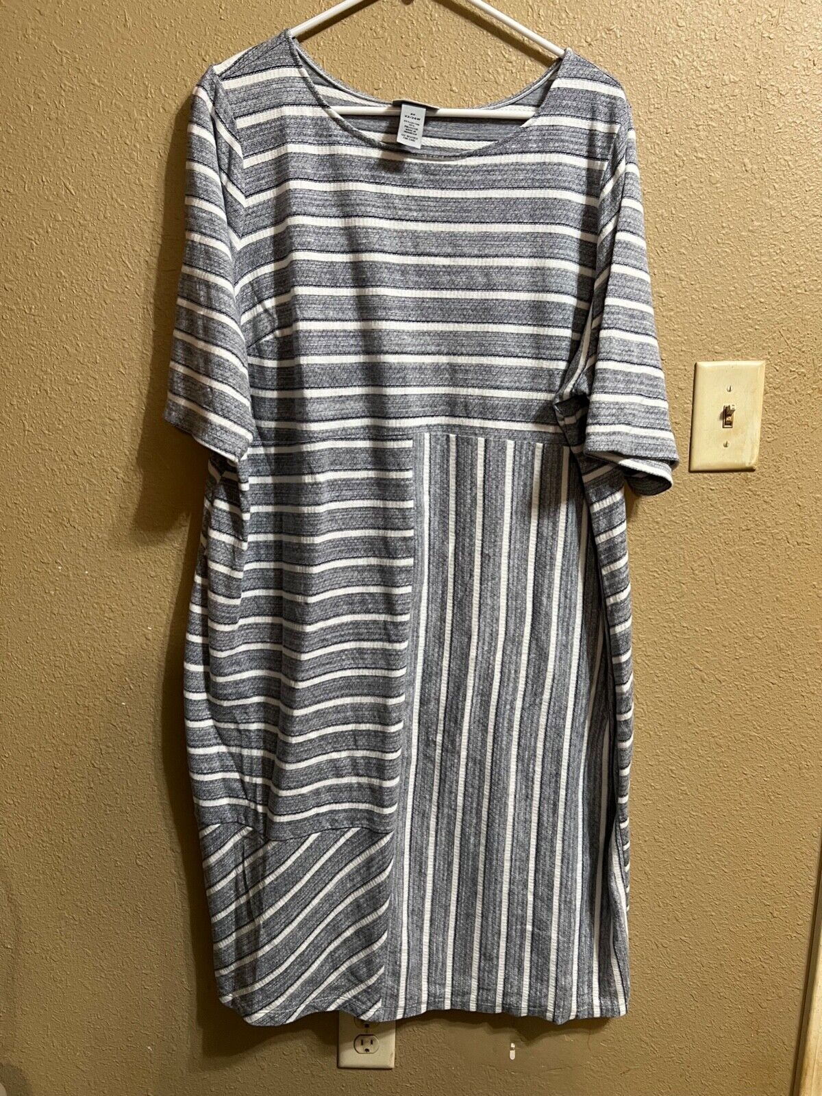 CATHERINES A-LINE DRESS SZ 2X (22/24W) GRAY AND WHITE STRETCH SHORT SLEEVES