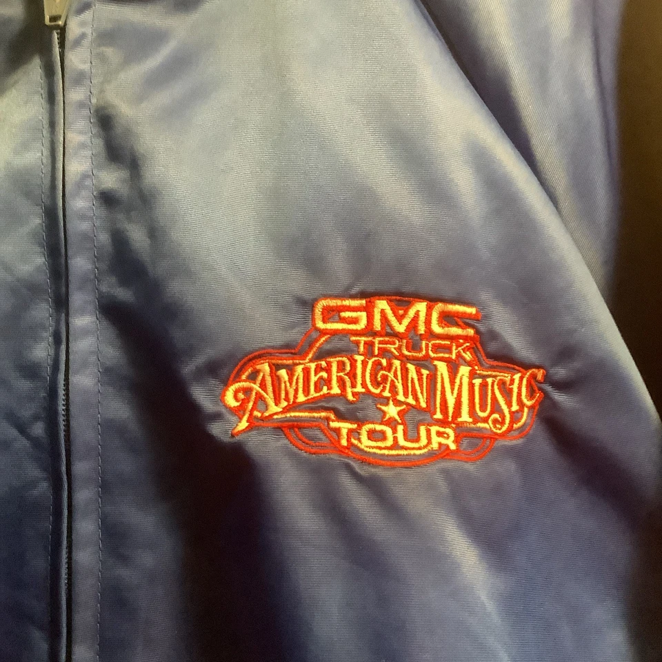 Jaqueta bordada de cetim vintage 1991 GMC Truck American Music Tour azul GRANDE - Imagem 3 de 4