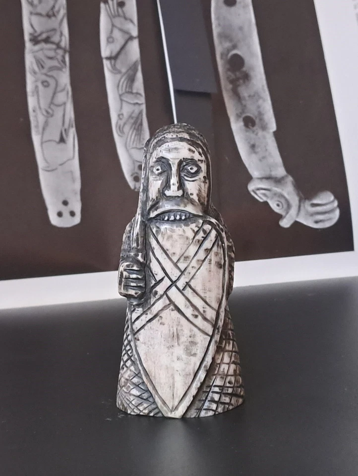 Figura Lewis Chessmen Berserker / Torre - Cuerno de alce tallado a mano ajedrez vikingo Foto 2 de 4
