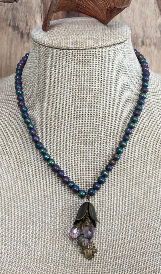 Collar de cuentas de titanio con gotas de encanto de Buda, Hamsa y amatista Foto 3 de 4