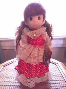 muñeca con vestido rojo
