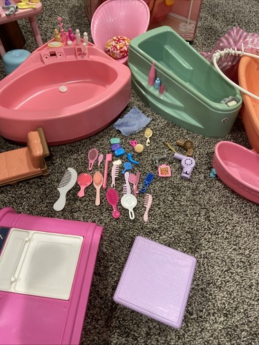 Lotto mobili misti casa delle bambole Barbie vintage e accessori cucina bagno - Foto 8 di 10