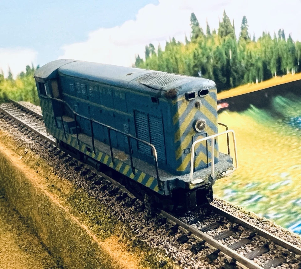 TRIX N scale Santa Fe Fairbanks-Morse H-12-44 diesel switcher train engine 546 - Image 3 of 4