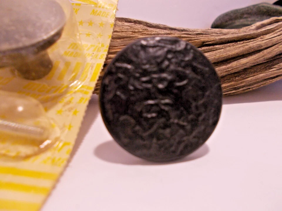 "2 perillas de cajón texturizadas negras fundidas a presión vintage de 1 1/4"" tiradores de gabinete" Foto 3 de 4