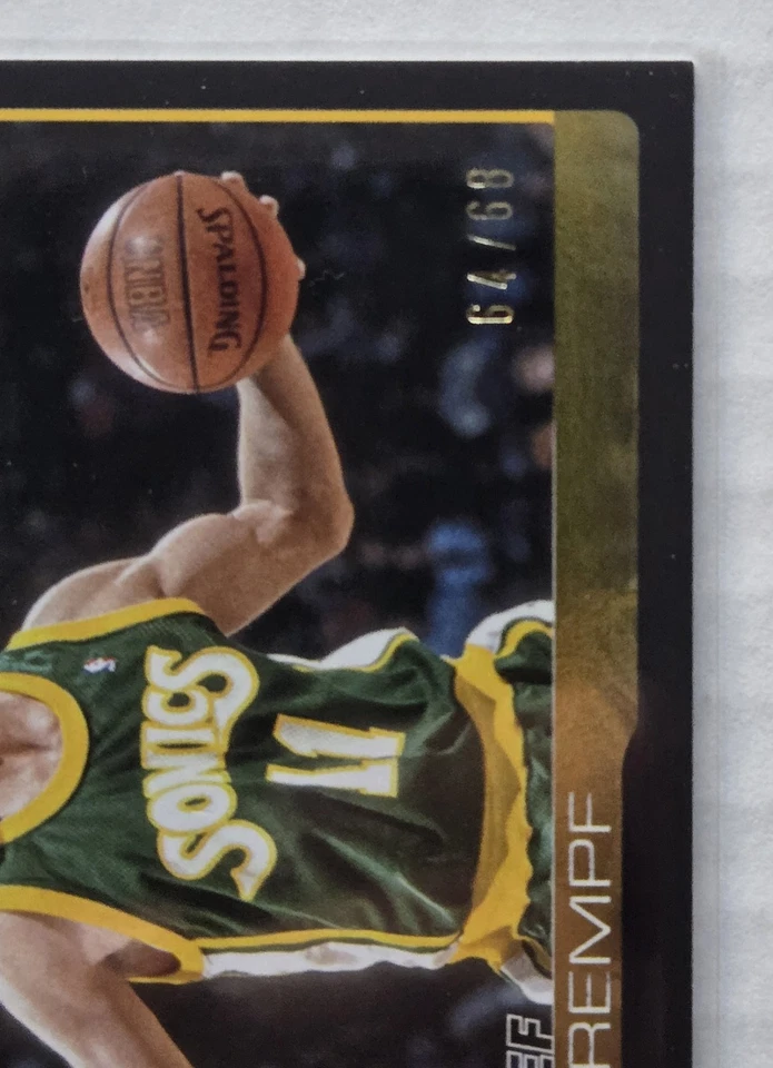 2025-26 Topps Flagship NBA Detlef Schrempf Negro/68 Seattle Foto 2 de 3