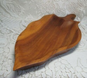 VTG LARGE LEAF SHAPED HAWAIIAN MONKEY POD WOOD COMPARTMENT HANDLE SERIVINGDISH