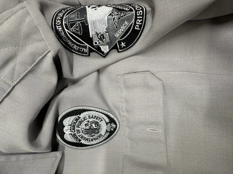 Uniforme obsoleto de oficiales correccionales del Departamento de Seguridad Pública de Carolina del Norte Foto 2 de 4