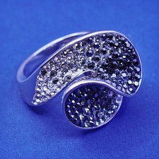 Size 8, vintage Sterling 925 silver handmade floral wavy ring with cluster Cz