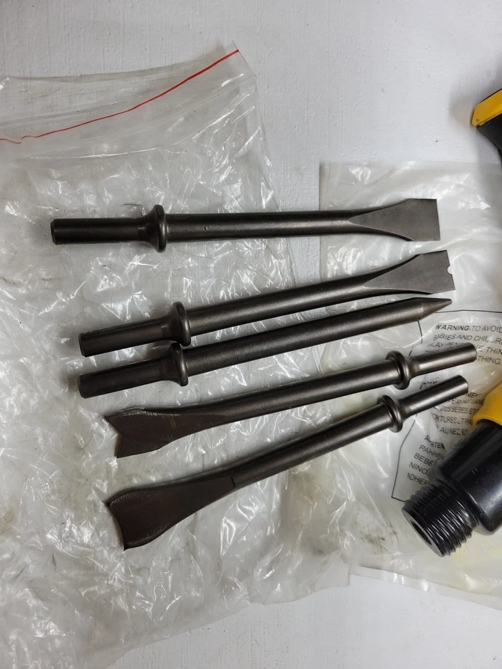 DEWALT, AIR CHISEL HAMMER, 5PC PLUS TOOL, (DWMT70785) NEW!! (B5) - Image 3 of 4