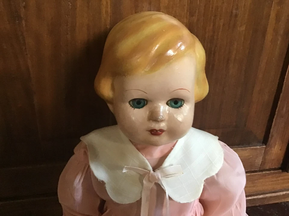 Bambola con testa in compo e corpo in tessuto imbottito. Anni 40.  - Immagine 3 di 4