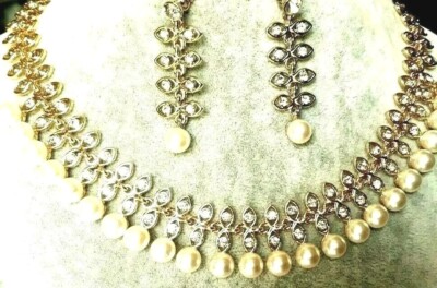 Parure De Bijoux 3 Pièces Fleur Strass Blanc Sur Métal Doré - Neuf Avec Étiquettes - Sans Nickel