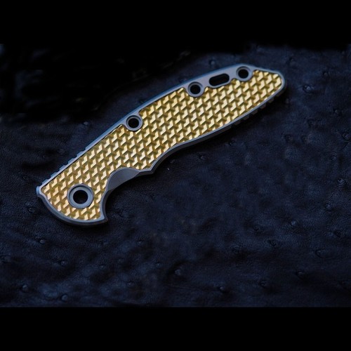 "Escala de mango de latón con incrustaciones de titanio de 1 pieza para Rick Hinderer XM18 3,5""" - Imagen 1 de 6