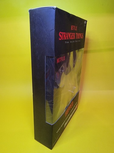 Stranger Things Hawkins Collection Hopper (Staffel 1 & 2) Kassette & Actionfigur - Bild 3 von 4