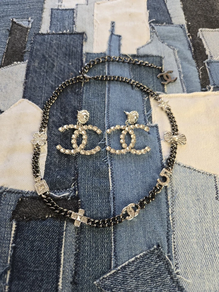 Collar de diseñador de cadena de plata y negro con conjunto de pendientes Foto 2 de 4