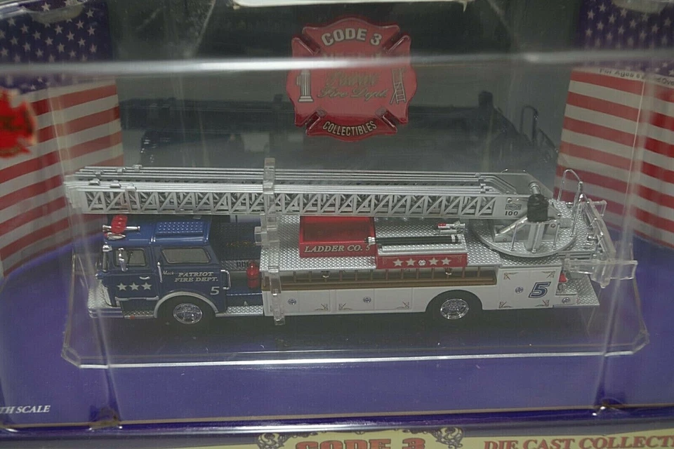 CÓDIGO 3 PATRIOT BOMBEROS CF ESCALERA DE MONTAJE TRASERO #5 LE. Die Cast 1/64 sin usar, en caja Foto 2 de 4