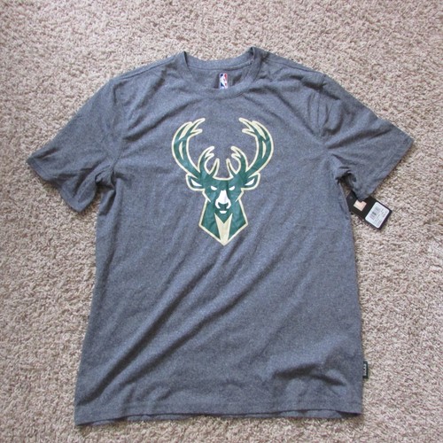 T-shirt uomo grigia nuova con etichette NBA Milwaukee Bucks collo S/S - Foto 1 di 2