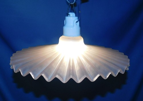 ANCIENNE GROSSE SUSPENSION LUSTRE . TULIPE EN VERRE ROSE A DENTELLES . ø 33 cm - Imagen 10 de 18