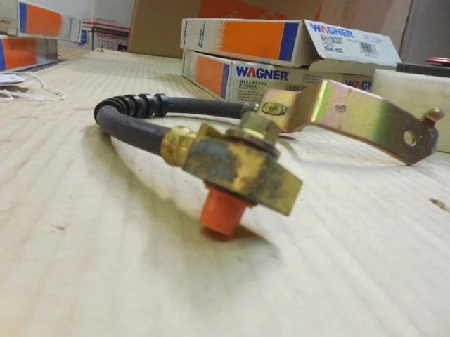 Manguera de freno delantera izquierda Ford Crown Victoria 95-97 BH132337 G191 Foto 3 de 4